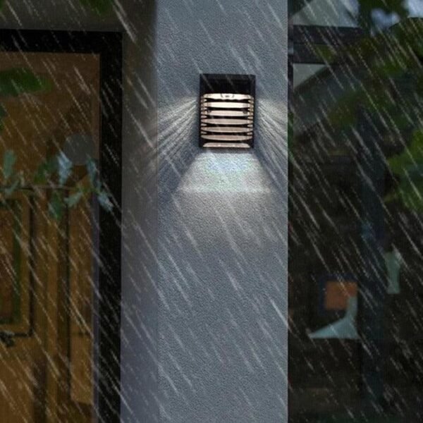 Svart vägglampa utomhus