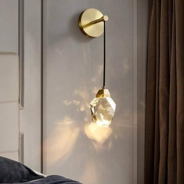 Snäckskalsformad vägglampa i glas och mässing