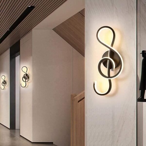 Vägglampa i hall med ledbelysning