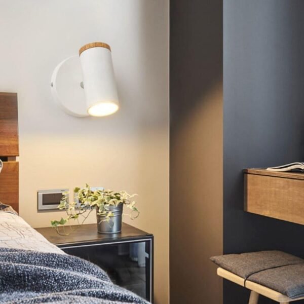 Vit vägglampa inomhus