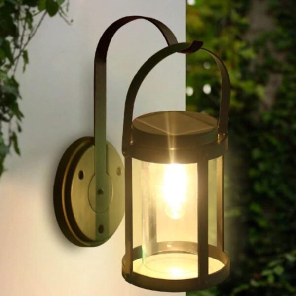 Gammaldags vägglampa utomhus